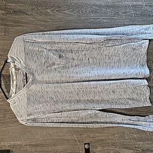 Guess v neck longsleeve in a light heather gray